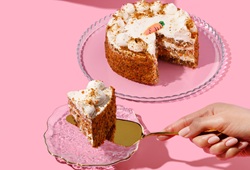 Классический морковный торт с кремом из сливочного сыра.